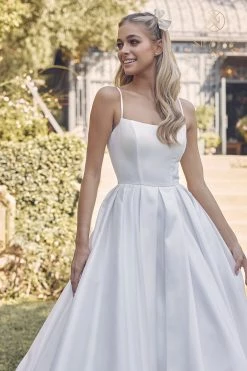 Sleeveless Lace-Up Back Bridal Gown By Nox Anabel JE972